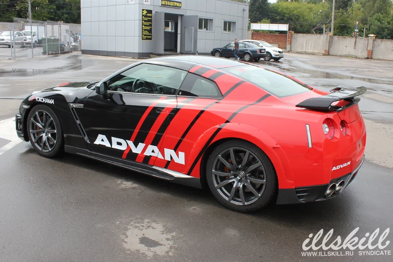 Nissan GT-R: чёрно-красное оформление и надпись ADVAN на боковине.
