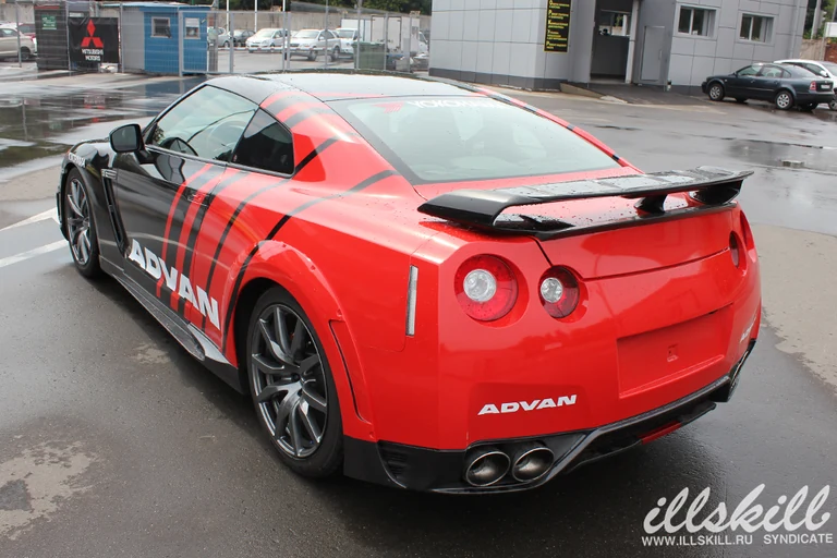Nissan GT-R сзади сбоку: красная задняя часть кузова.