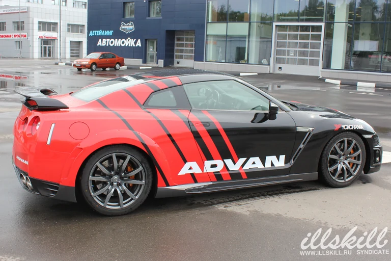 Nissan GT-R сбоку: диагональные полосы и крупная надпись ADVAN.