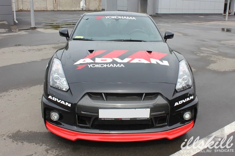 Nissan GT-R спереди: графика на капоте и переднем бампере.