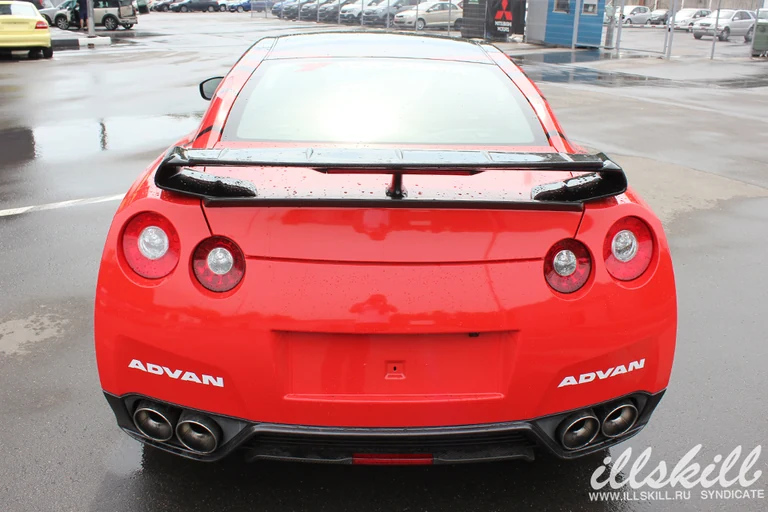 Nissan GT-R сзади: красный кузов и белые надписи ADVAN.
