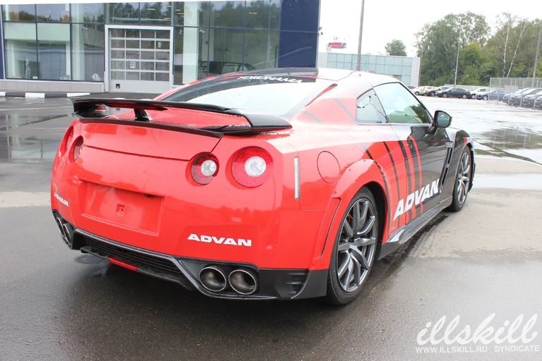 Nissan GT-R с заднего ракурса: оформление крыла и бампера.