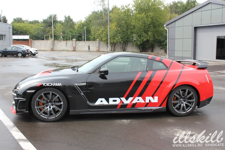 Nissan GT-R сбоку: переход от чёрной передней части к красной задней.