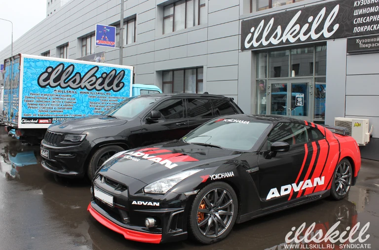 Nissan GT-R у мастерской: рисунок на капоте и боковине.