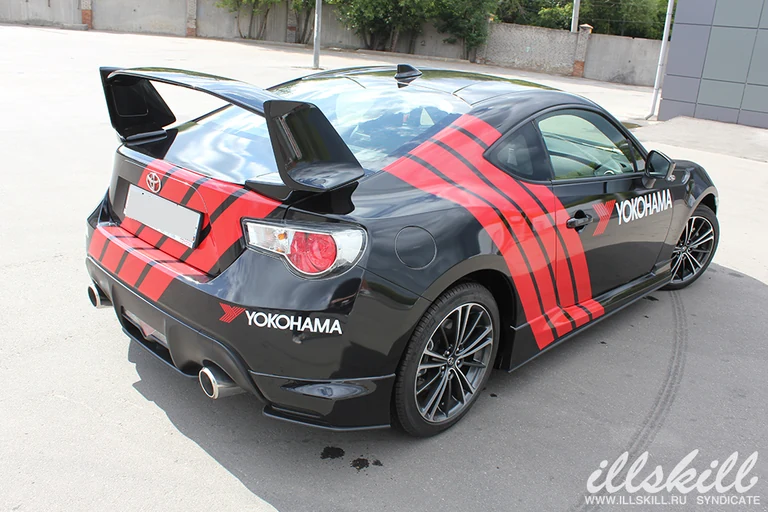 Toyota GT86 сзади сбоку: полосы на крыше и крышке багажника.