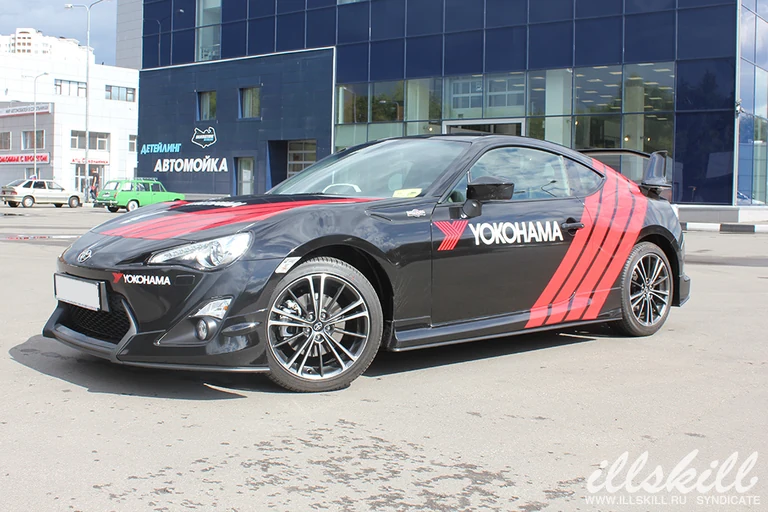 Toyota GT86: надпись Yokohama на двери и красные полосы.