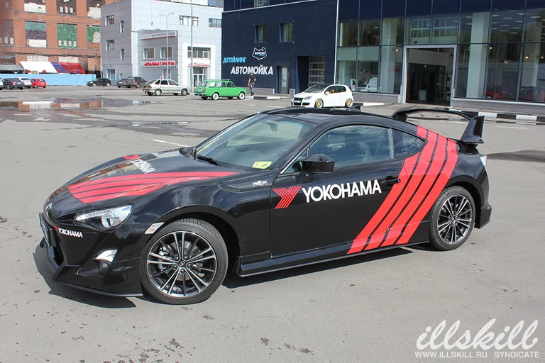 Toyota GT86 спереди сбоку на открытой площадке.