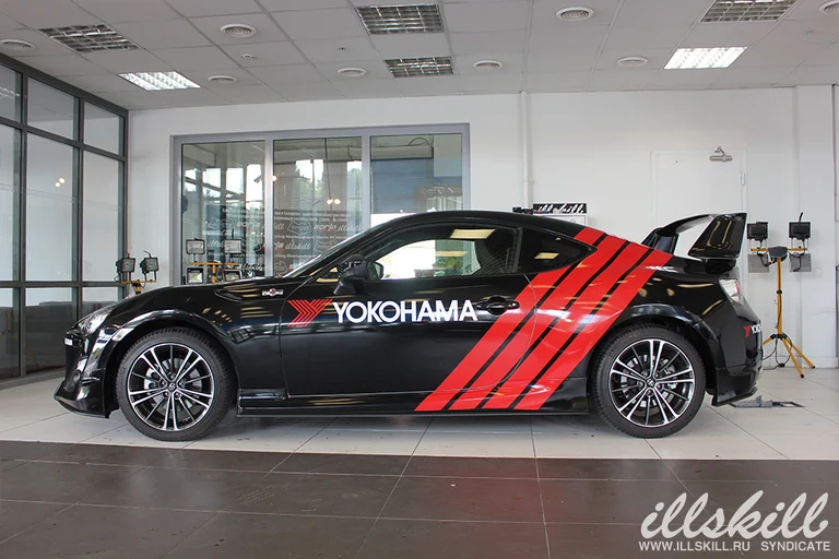 Toyota GT86 в мастерской: общий вид боковой графики.