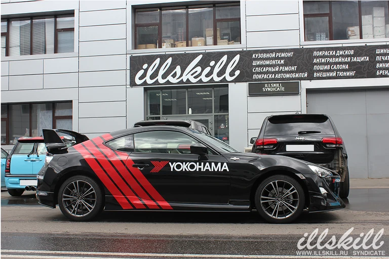 Toyota GT86 у мастерской: боковина с надписью Yokohama.