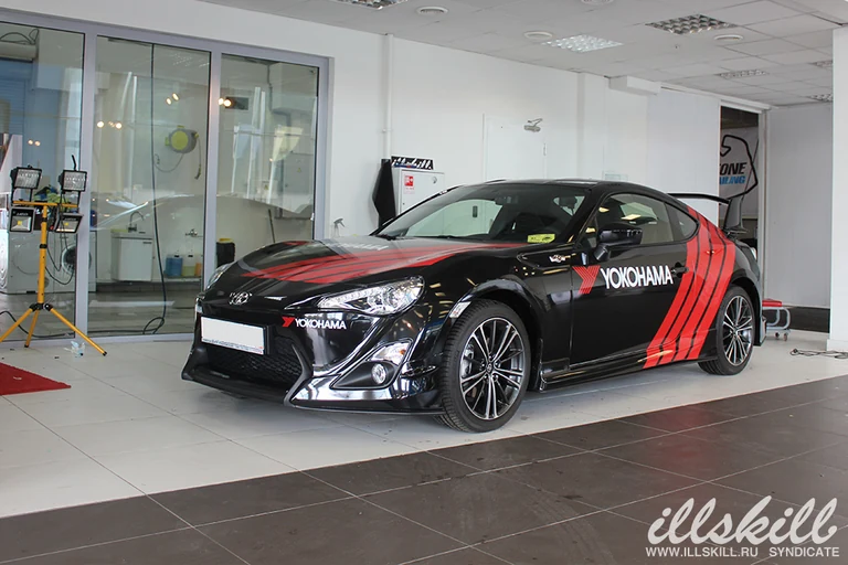 Toyota GT86 в мастерской: передняя часть и боковина.