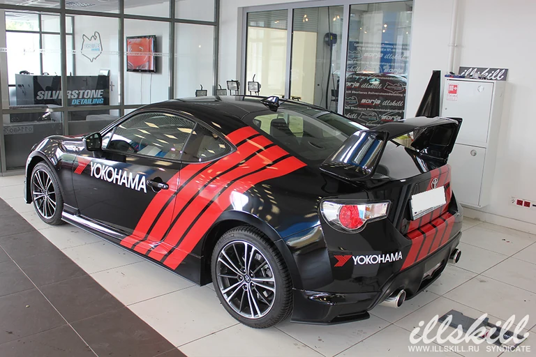 Toyota GT86 в мастерской: полосы на заднем крыле и багажнике.