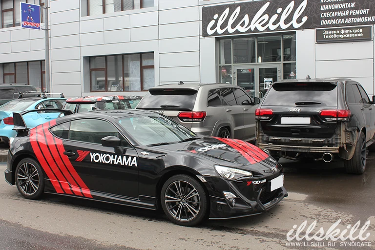 Toyota GT86 у мастерской: графика на передней части и двери.