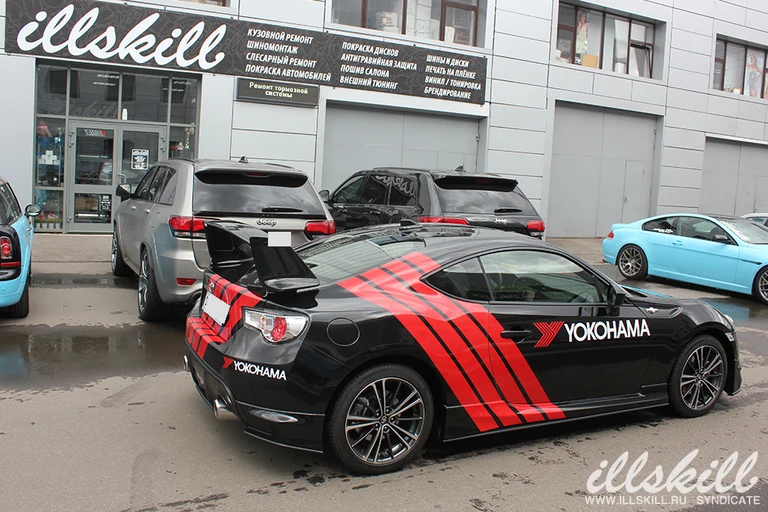 Toyota GT86 сзади сбоку на площадке мастерской.