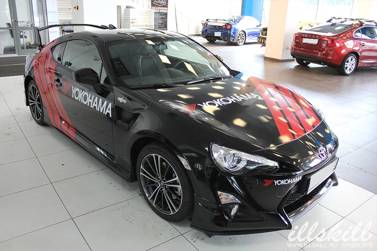 Toyota GT86 сверху спереди: расположение графики на капоте.