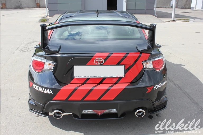 Toyota GT86 сзади: диагональные полосы и надписи Yokohama.