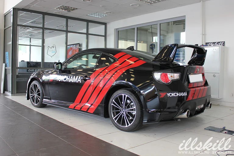 Toyota GT86 в мастерской с заднего бокового ракурса.