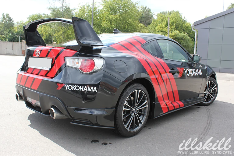 Toyota GT86 на площадке: крыша, багажник и задняя боковина.