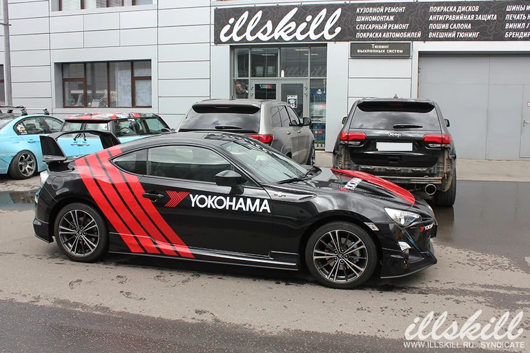 Toyota GT86 сбоку у мастерской.